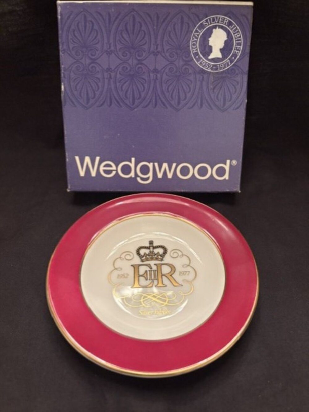 Wedgwood Bone China Silver Jubilee Queen Elizabeth II Plate